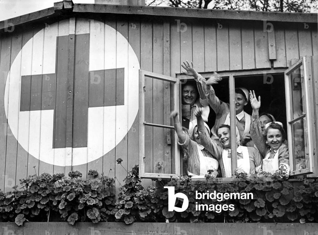 Nurses of the DRK in an army aid facility, 1941 (b/w photo)