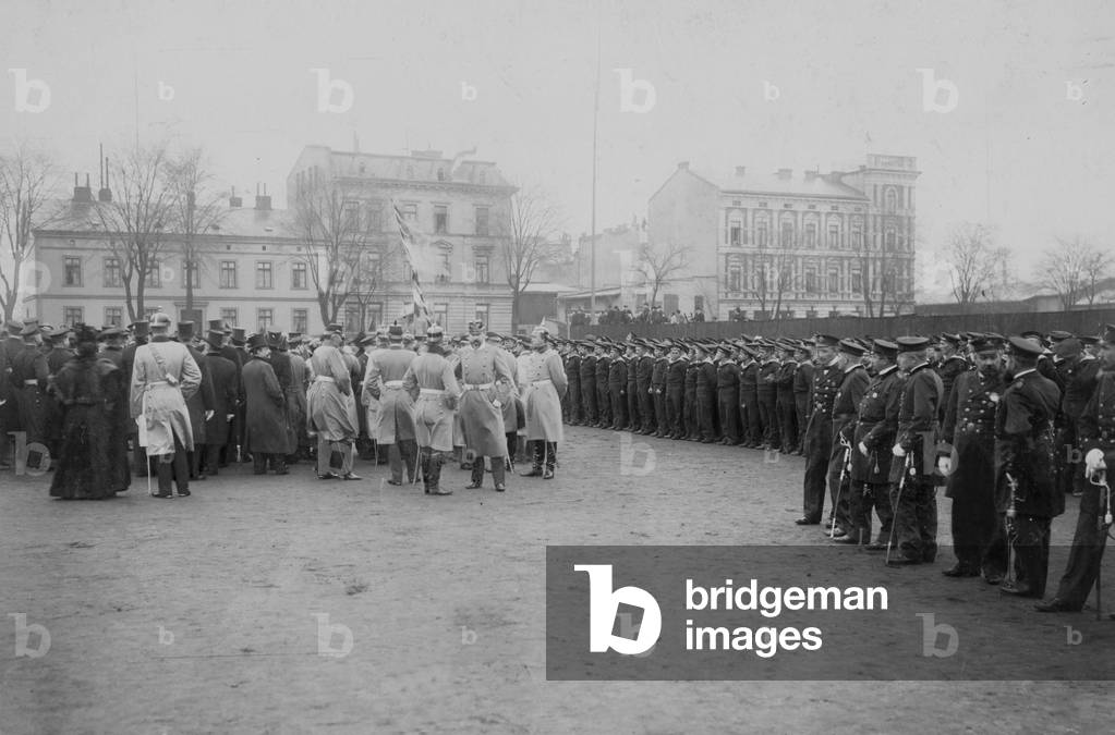 Welcoming of returning soldiers, 1900 (b/w photo)