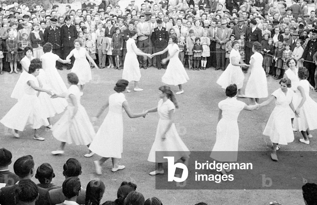 Dance performance in Rimbach, 1960 (b/w photo)