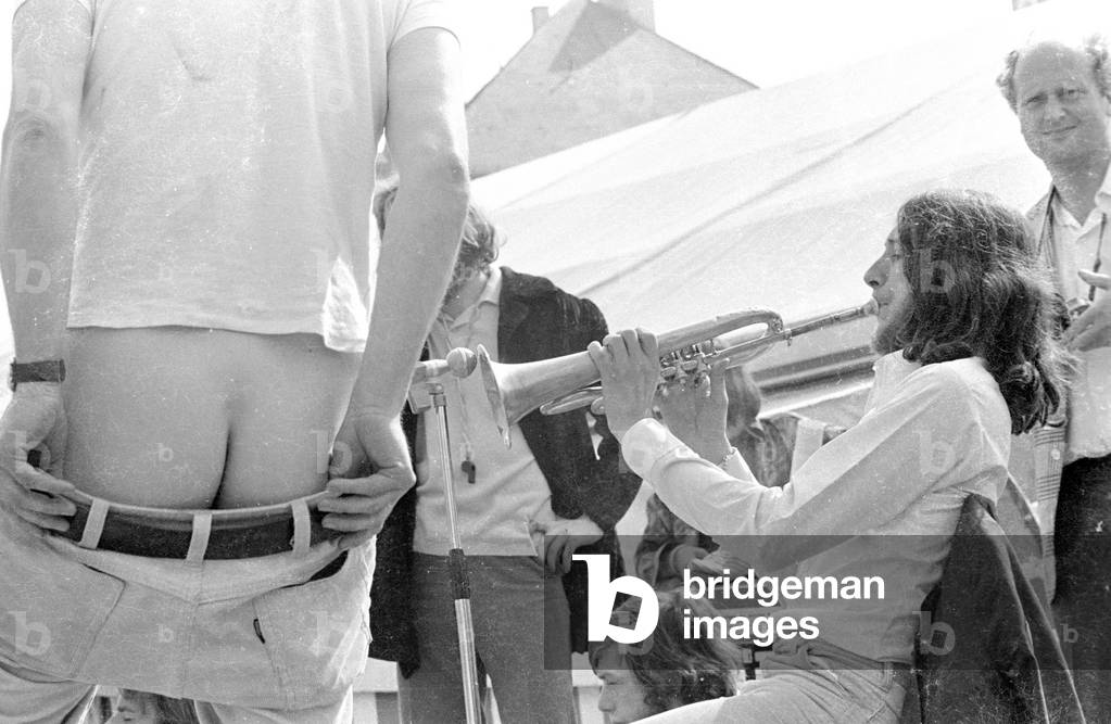 Happening at an art market in Munich, 1971 (b/w photo)