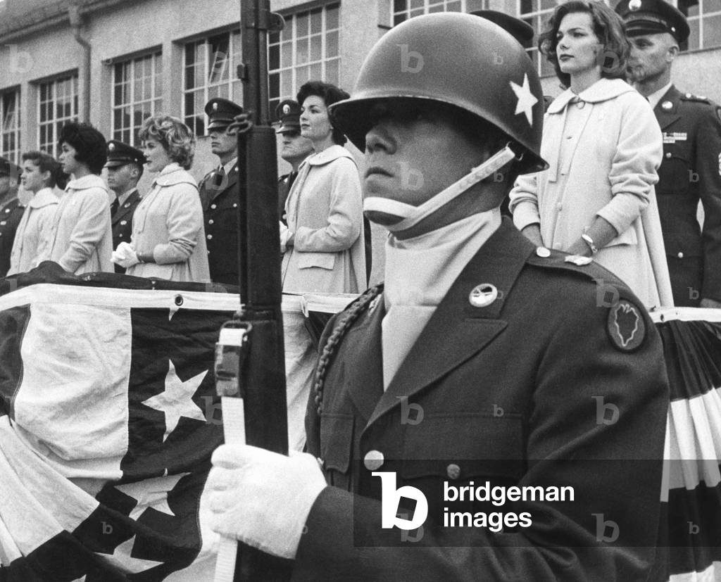 US-soldiers with their wives during the occupation period (b/w photo)