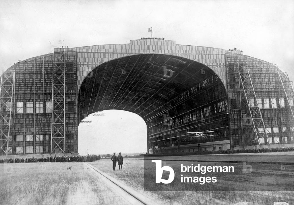 The hangar of the LZ 126 'Los Angeles 'in Lakehurst (b/w photo)