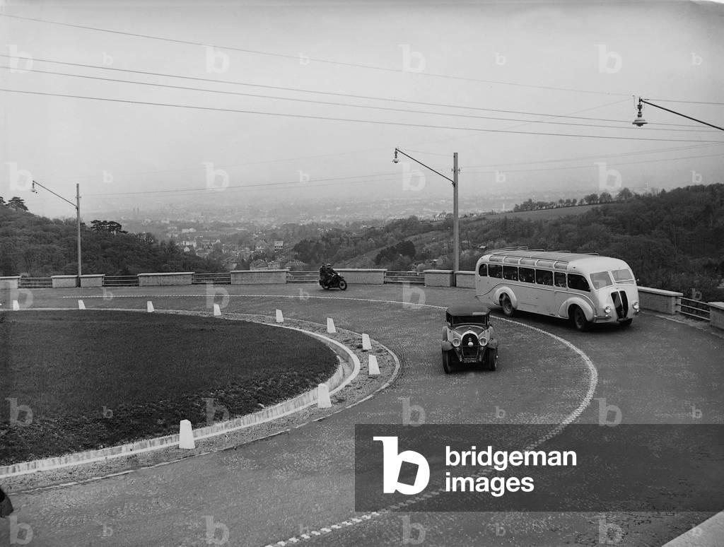 Traffic on the Vienna Hoehenstrasse to Kahlenberg, 1938 (b/w photo)