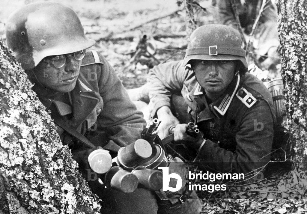 German soldiers on the Eastern front preparing to attack, 1941 (b/w photo)