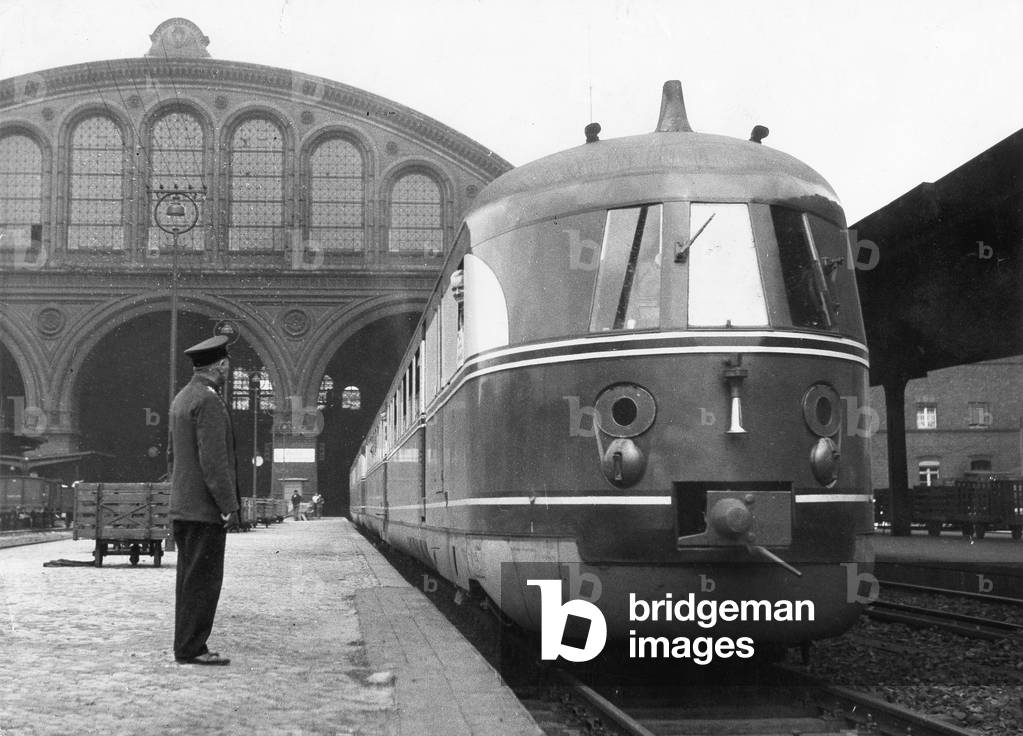 Express railcar of the Reichsbahn, 1930s (b/w photo)