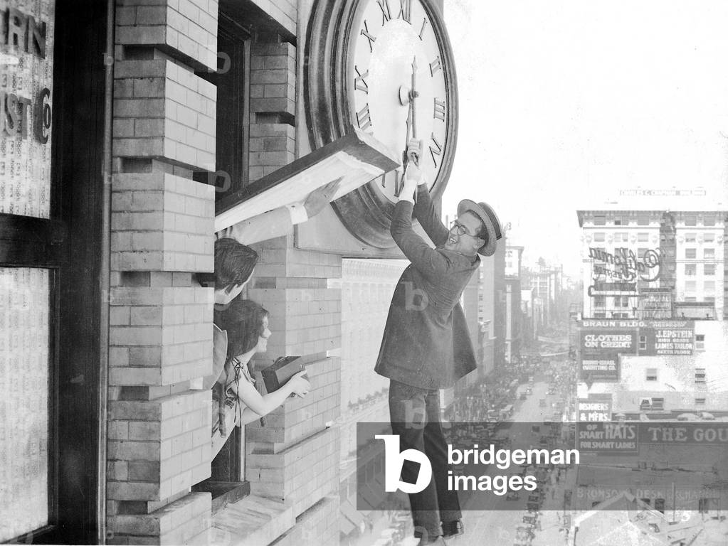 Harold Lloyd in a film scene from 'Safety Last' (Ausgerechnet Wolkenkratzer) (b/w photo)