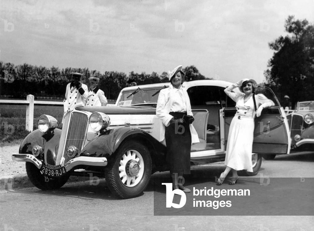 Women's fashion from 1935 (b/w photo)