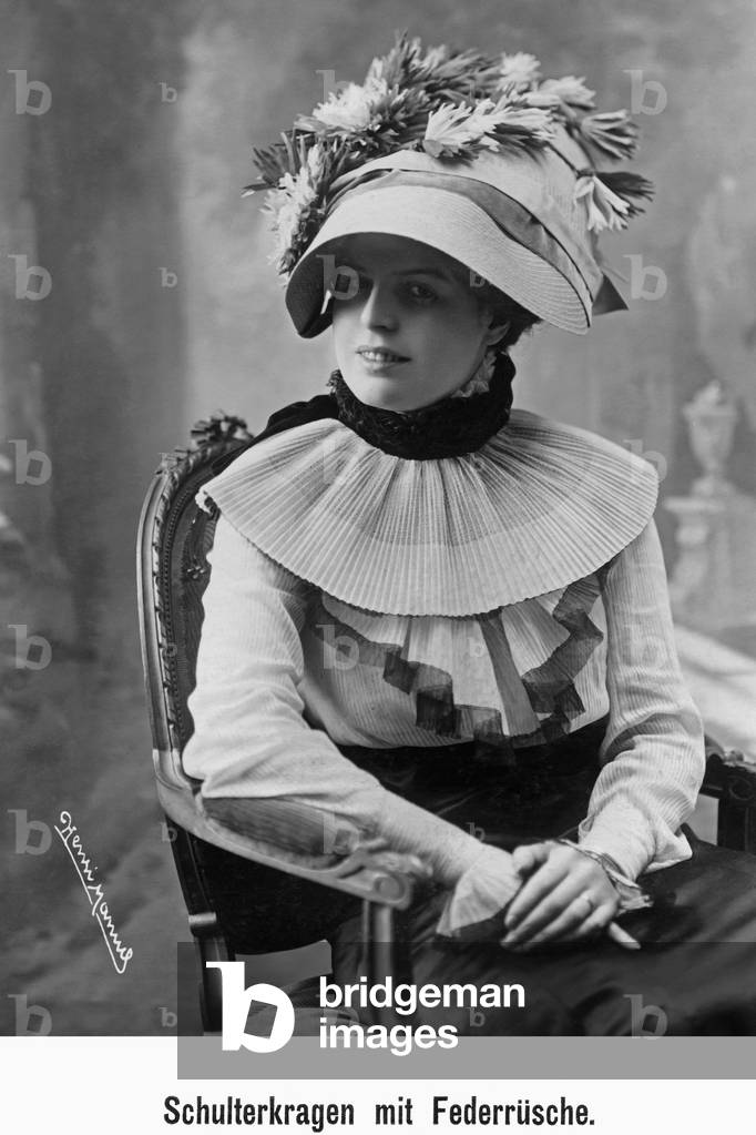 Women's fashion, 1913 (b/w photo)