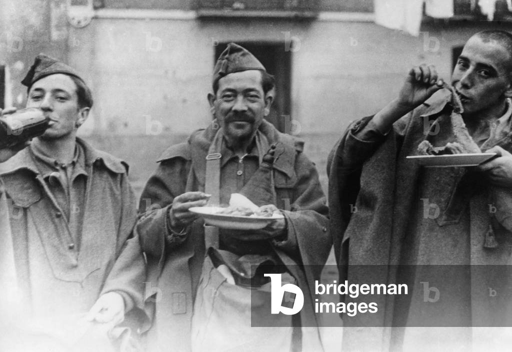 Spanish national soldiers at Christmas dinner at the Teruel Front, 1938