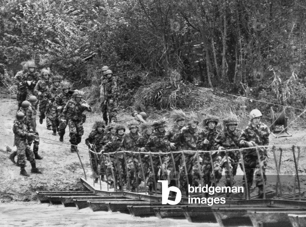Soldiers of the Bundeswehr in maneuvers (b/w photo)