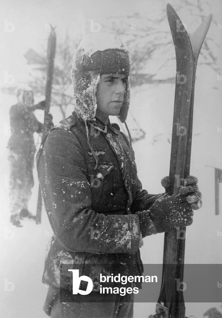 German soldiers on skis, 1942 (b/w photo)