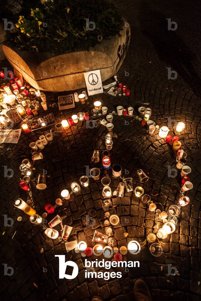 Munich citizens light candles to commemorate the victims of the terrorist attacks in Paris, Pariser Platz, Haidhausen, 2015 (photo)