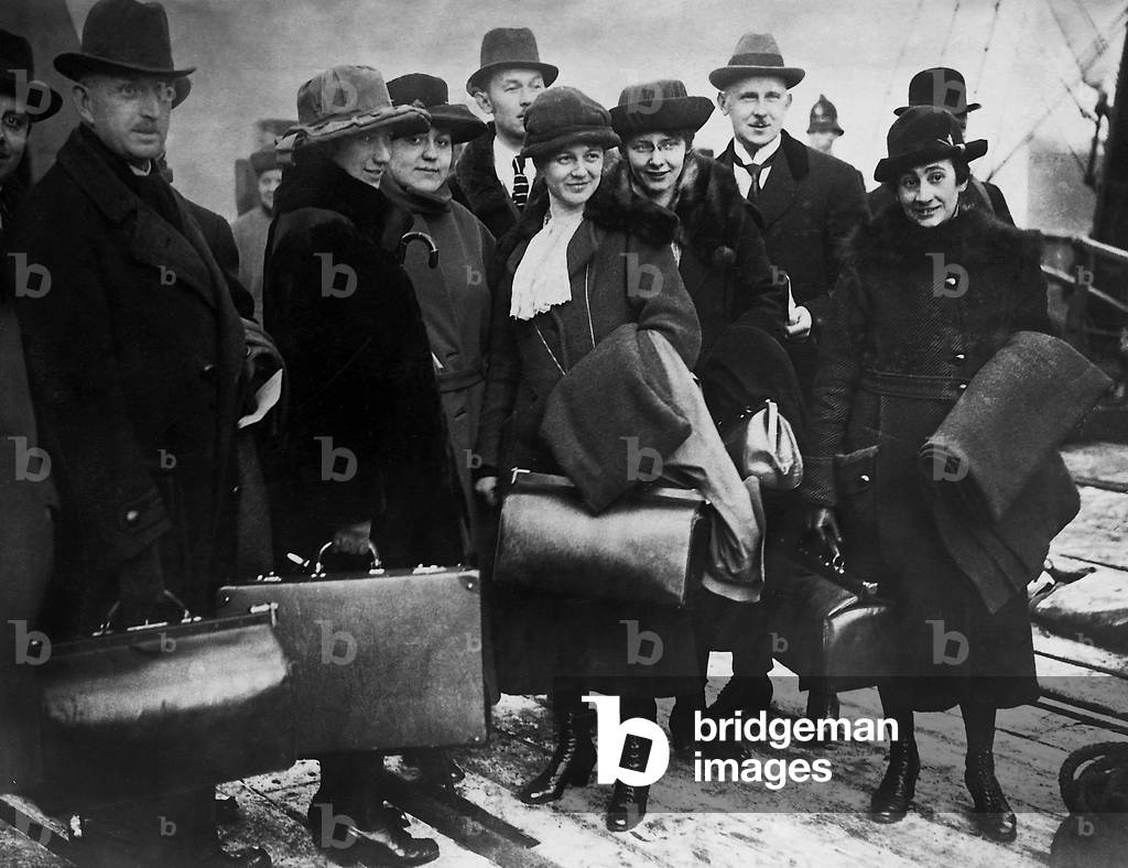 Officials and stenographers of the German delegation at the Entente conference in London, 1921 (b/w photo)