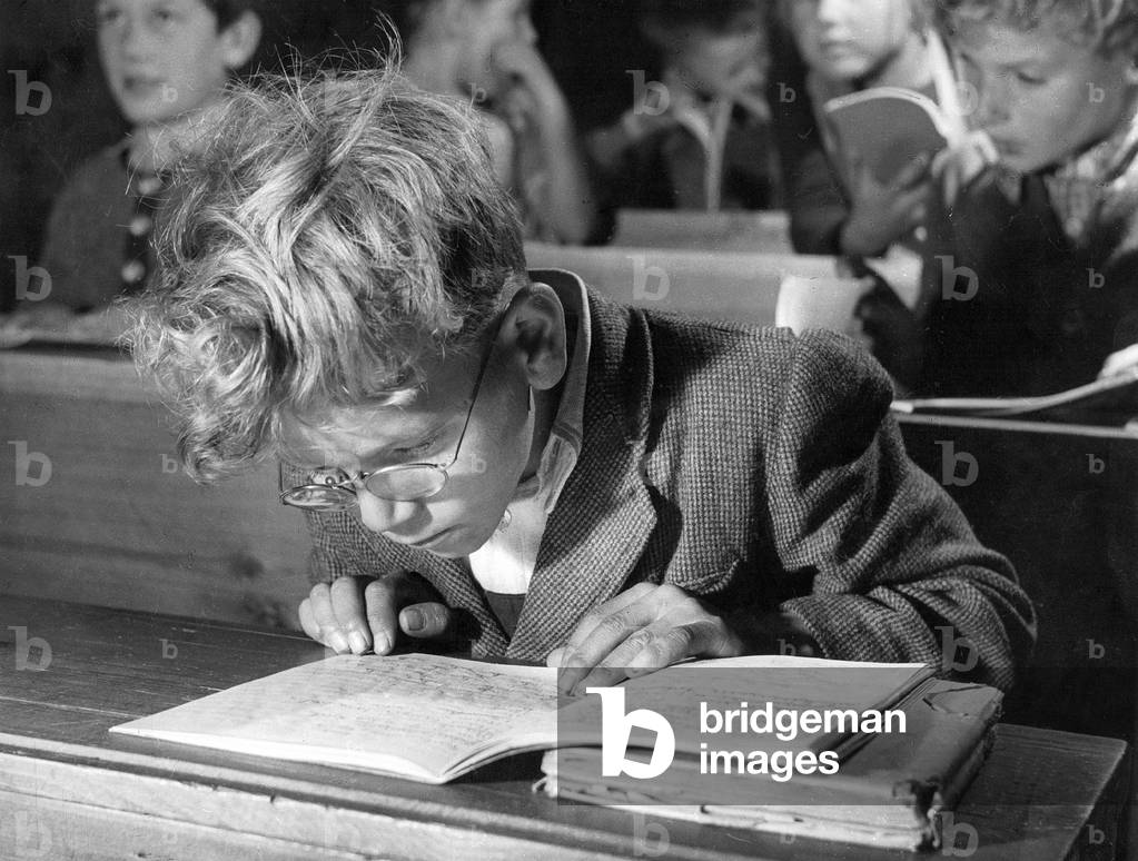 A reading student (b/w photo)
