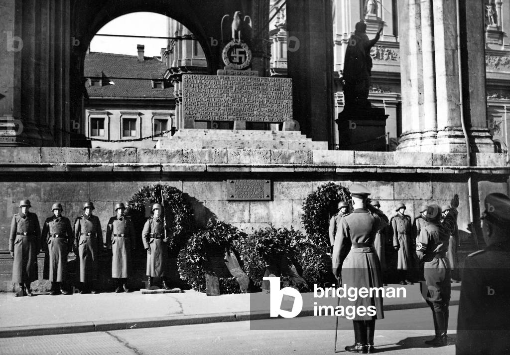 Wreath laying at the memorial at the Feldherrnhalle in memory of the Beer Hall Putsch (Hitlerputsch), Munich 1941 (b/w photo)