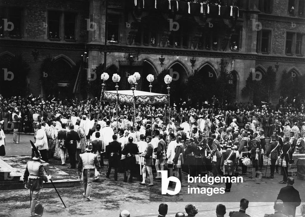 Corpus Christi processions in Munich, 1898 (b/w photo)