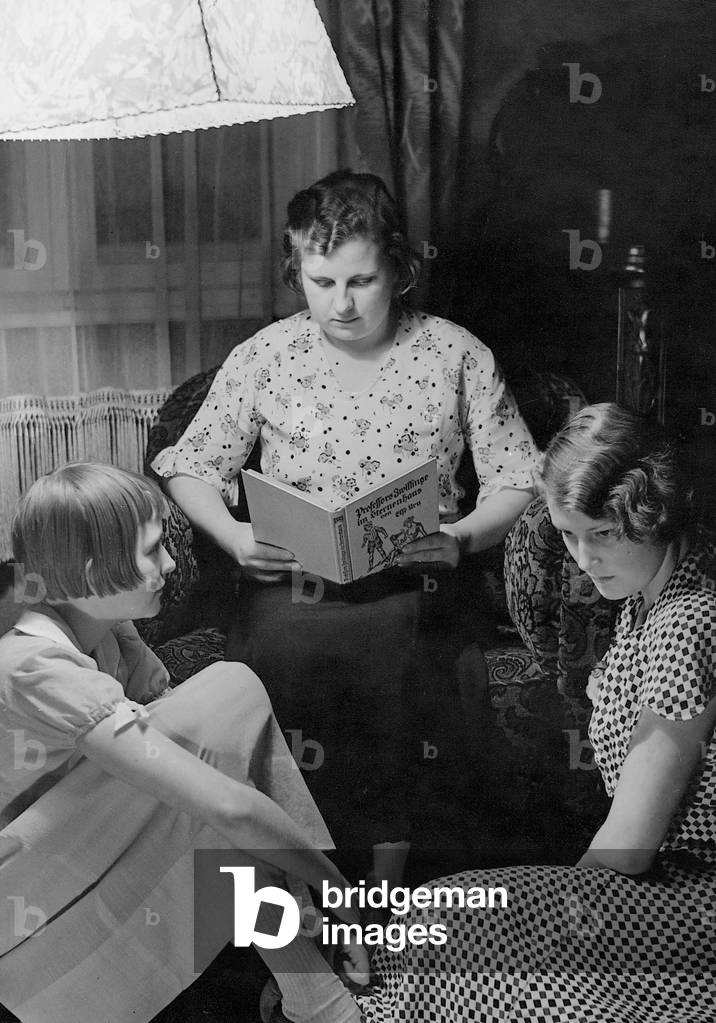 Reading aloud, 1935 (b/w photo)