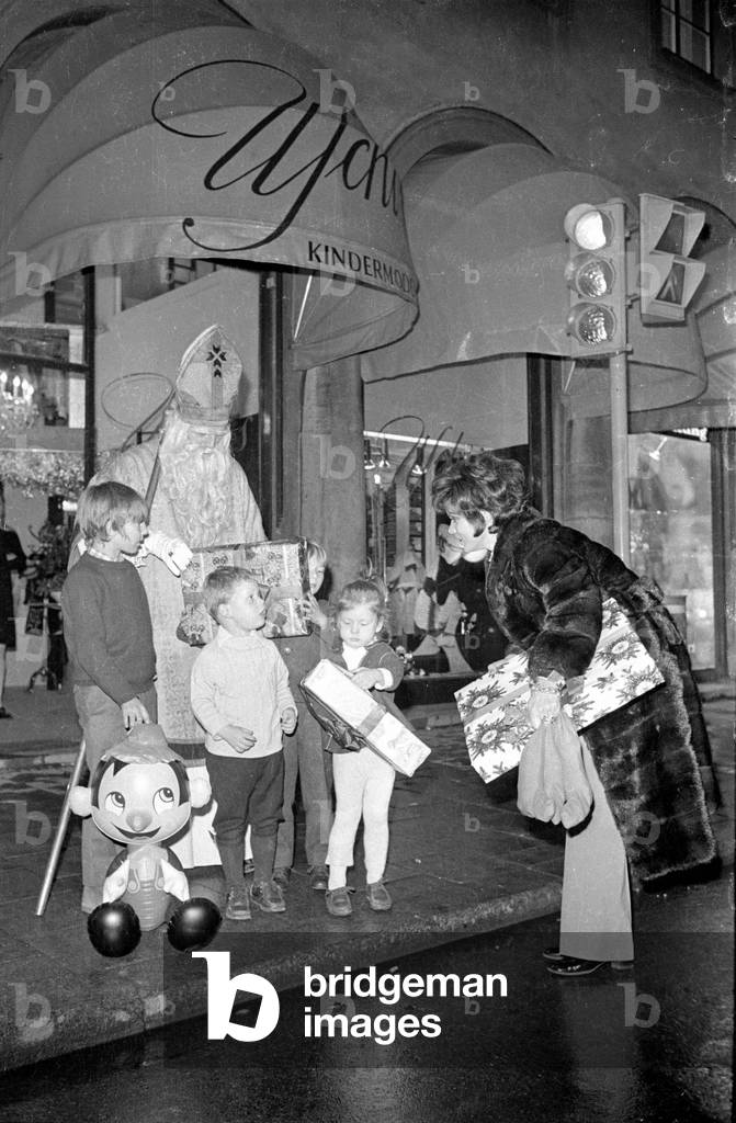 Visit of Santa Claus at the kids' clothing store of Uschi Glas, 1970 (b/w photo)
