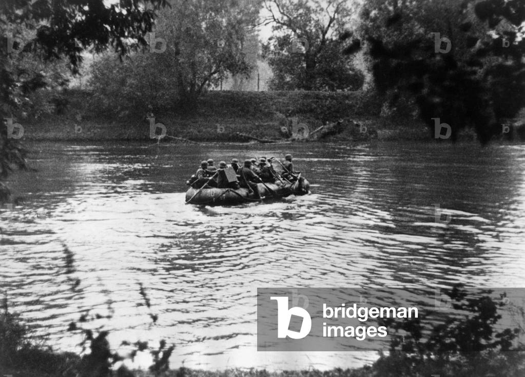 German infantrymen cross the Bug, 1941 (b/w photo)