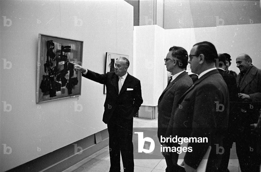 Presentation of the Burda Prize for Fine Arts in Munich, 1963 (b/w photo)