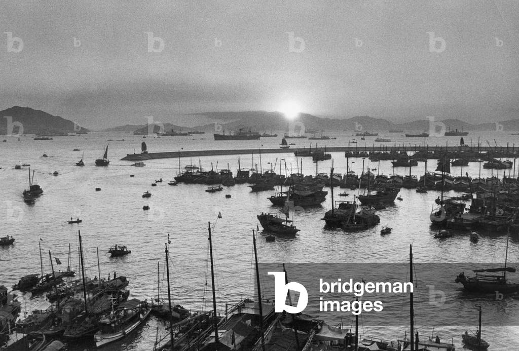 Overview of the Hong Kong harbor at sunset  (b/w photo)
