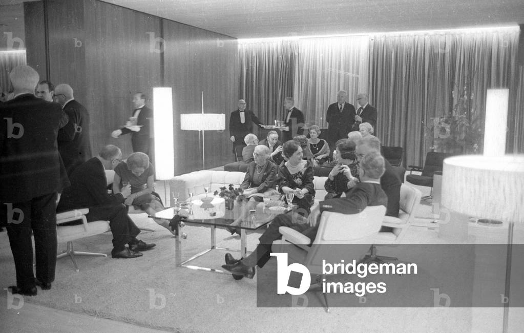 Reception in the Kanzlerbungalow (Chancellor's bungalow), 1964 (b/w photo)