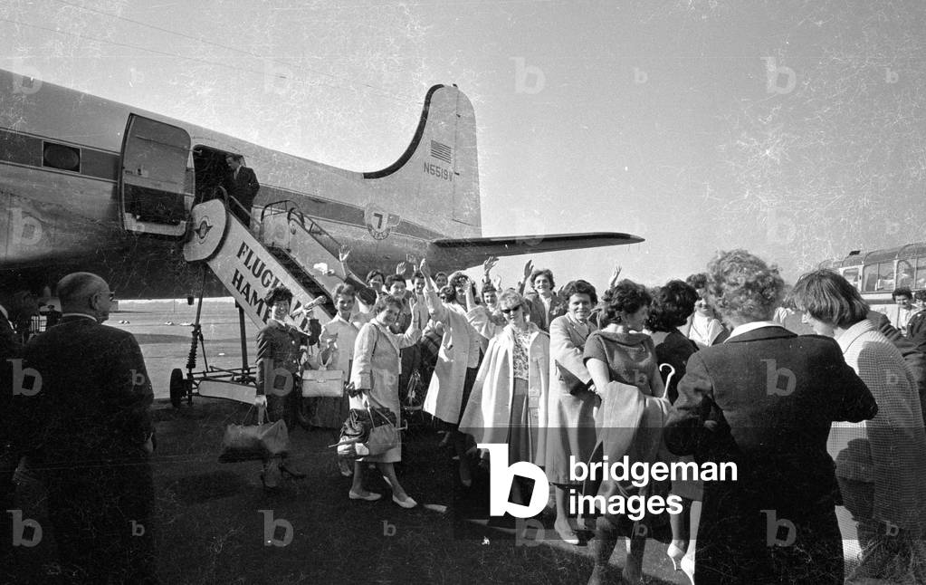 Young German women emigrate to Australia, 1959 (b/w photo)