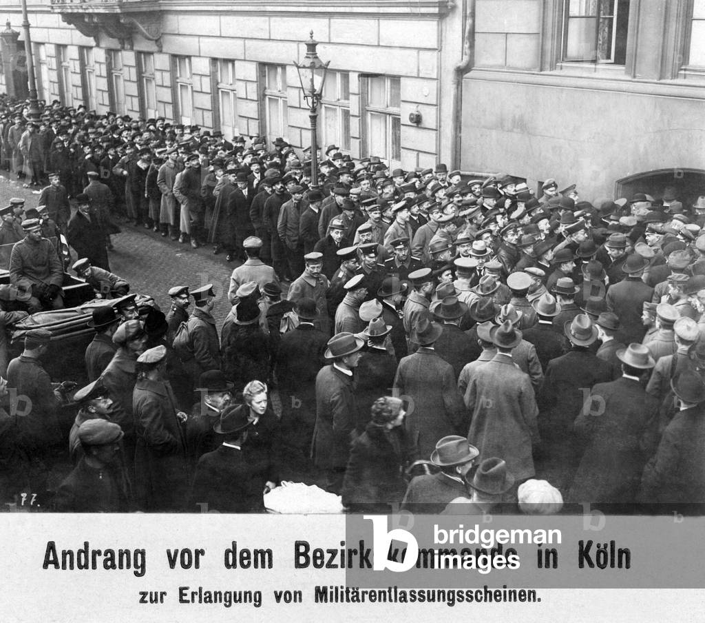 Soldiers in front of a district command in Cologne, 1918