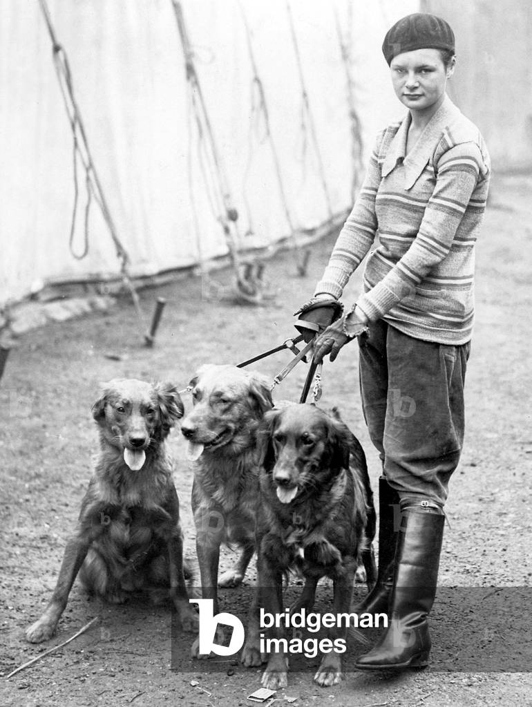 Women's fashion from 1928 (b/w photo)