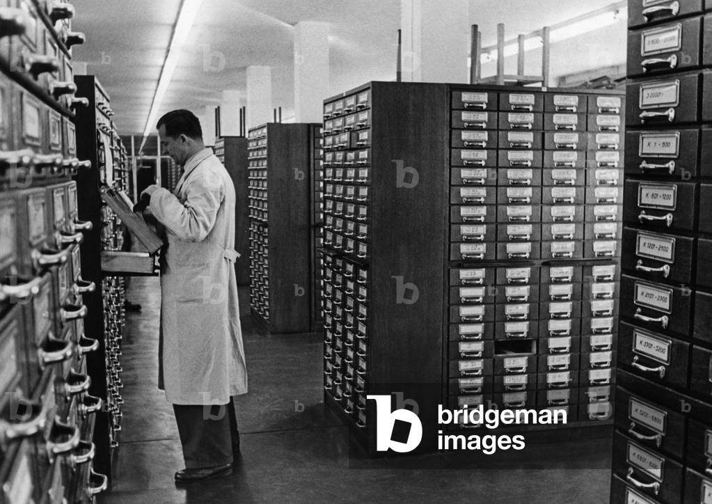 Employee at the Federal Criminal Police Office in Wiesbaden, 1959 (photo)
