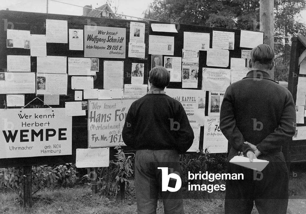 Board with missing ads in the Friedland camp, 1955 (b/w photo)