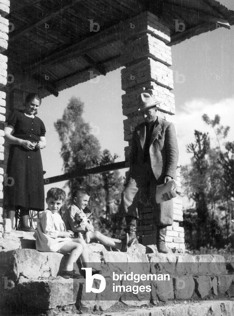 Italian colonists in Libya in the 30s (b/w photo)