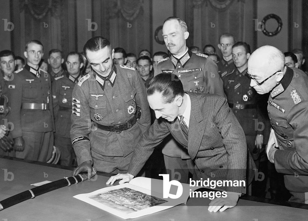 Joseph Goebbels and Paul von Hase with German soldiers, 1942