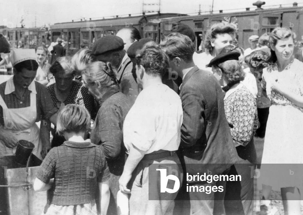 Return of the French refugees, 1940 (b/w photo)