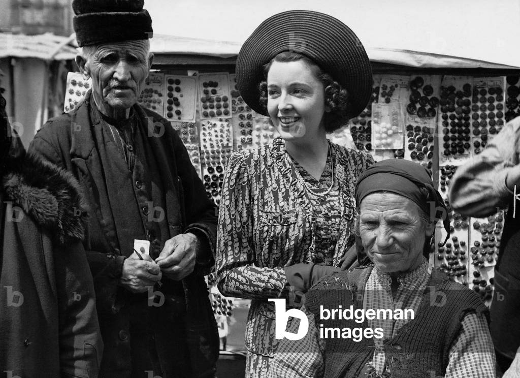 Jenny Jugo at a market in Sofia, 1940 (b/w photo)