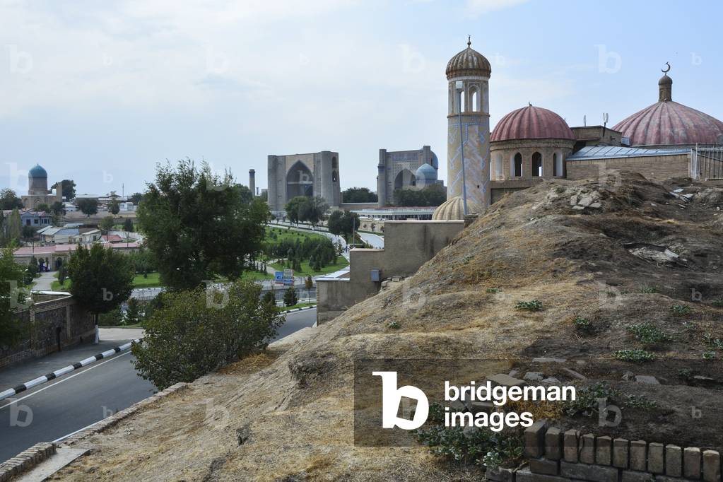 Mosque and Muslim cemetery on the outskirts of Samarkand in Uzbekistan, 2014 (photo)