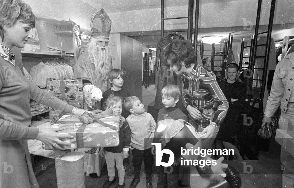Visit of Santa Claus at the kids' clothing store of Uschi Glas, 1970 (b/w photo)