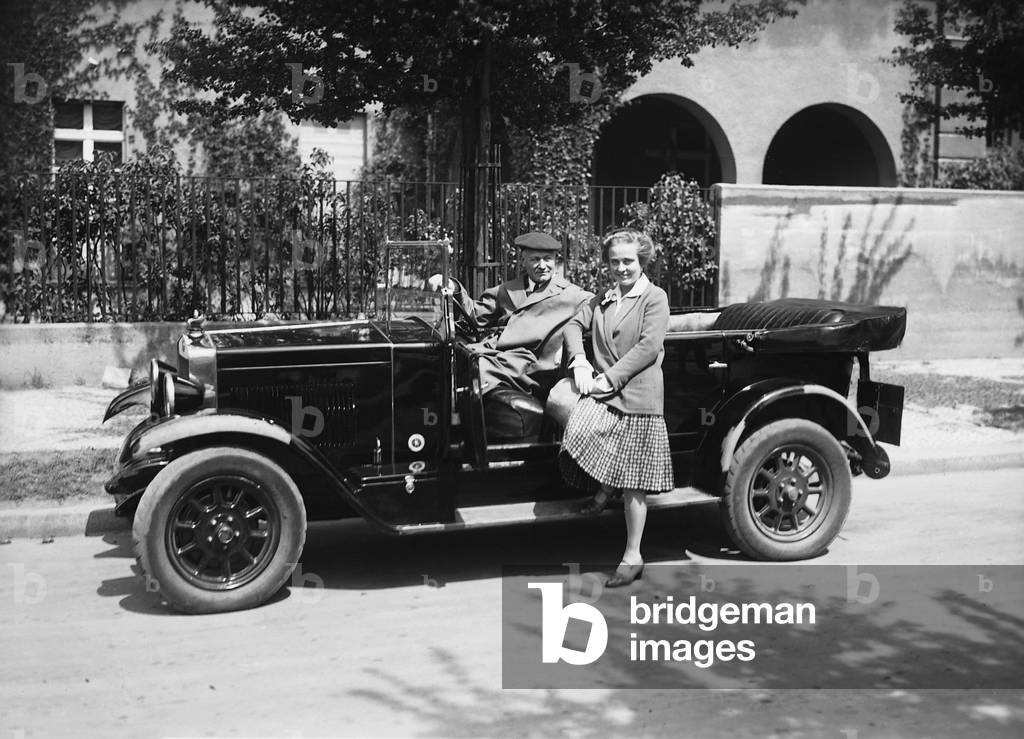 Kaethe Haack in front of her car, 1928 (b/w photo)