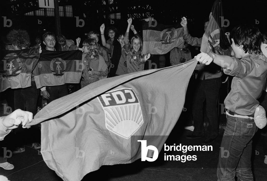 FDJ supporters at the Hamburg Central Station (b/w photo)