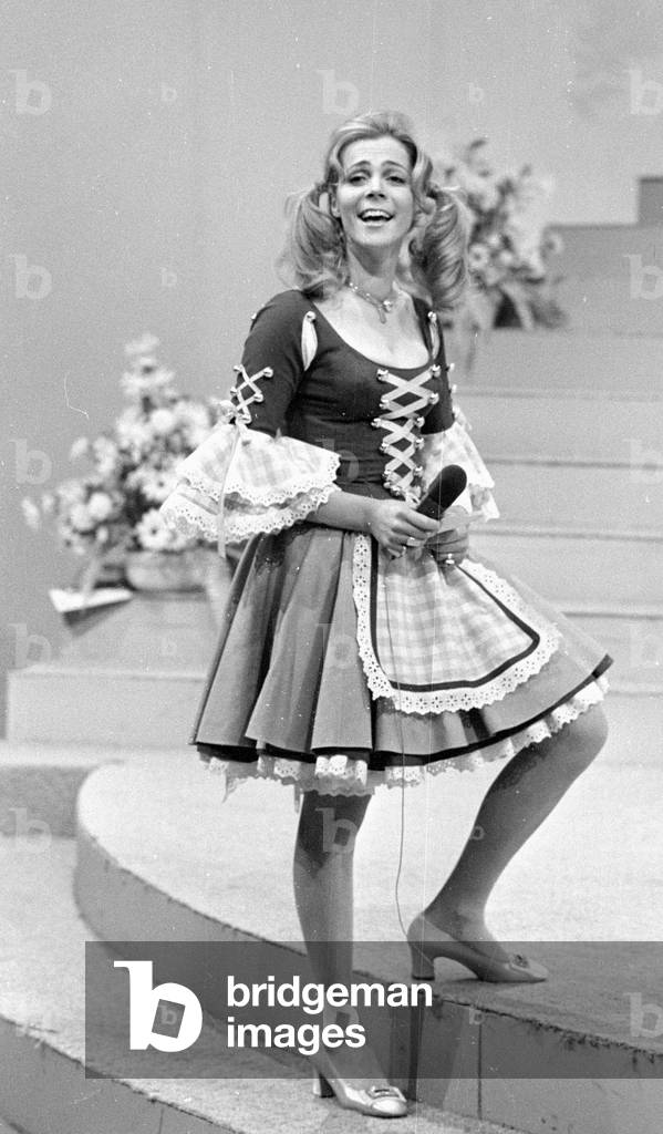 The assistant of Wim Thoelkes in 3x9, 1971 (b/w photo)