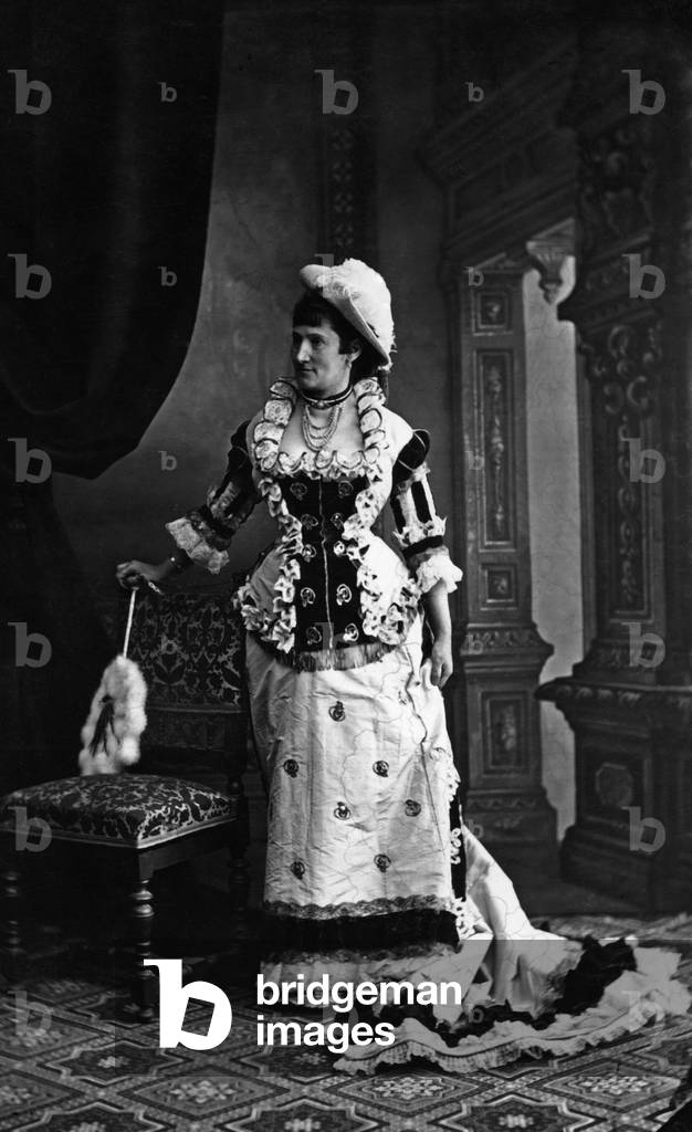 Women's fashion, 1880 (b/w photo)