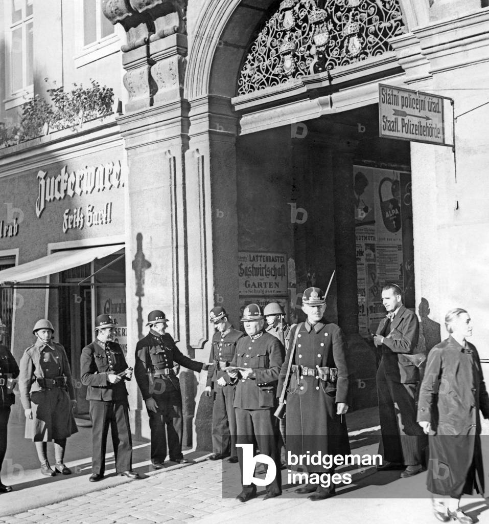 Soldiers and policemen in Cheb, 1938