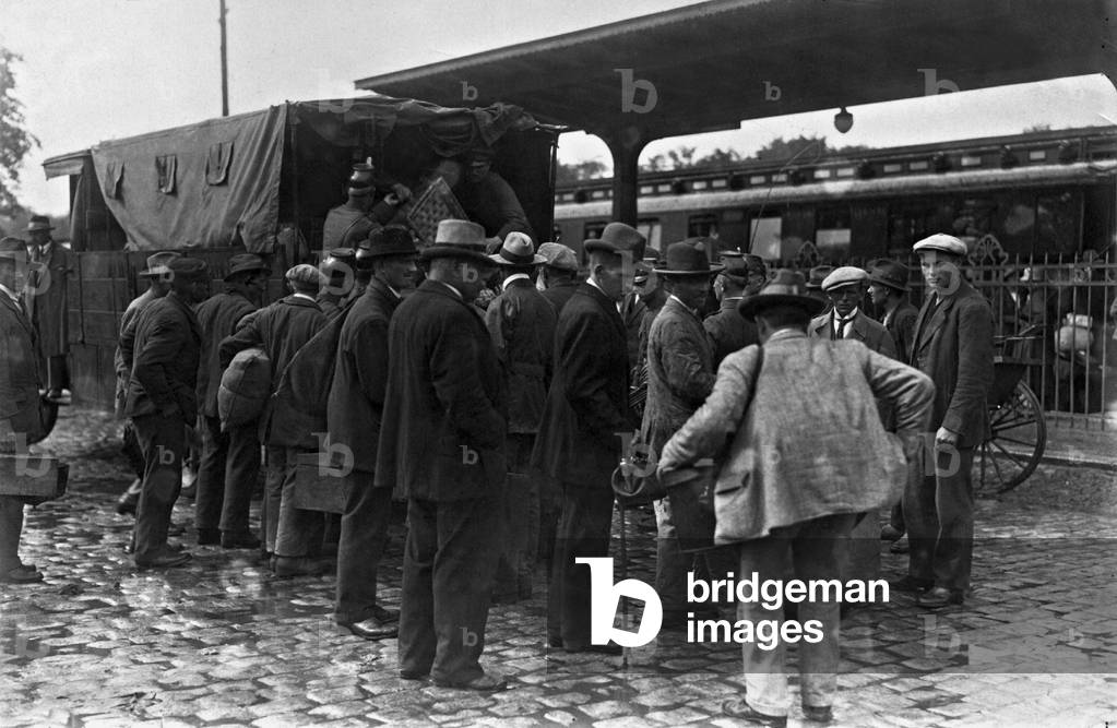 Refugees form the eastern German areas after the referendum, 1920 (b/w photo)