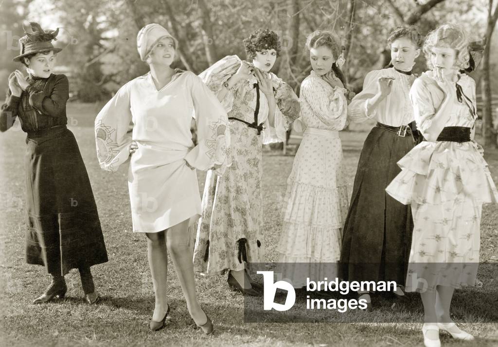 Women's fashion from 1926 (b/w photo)