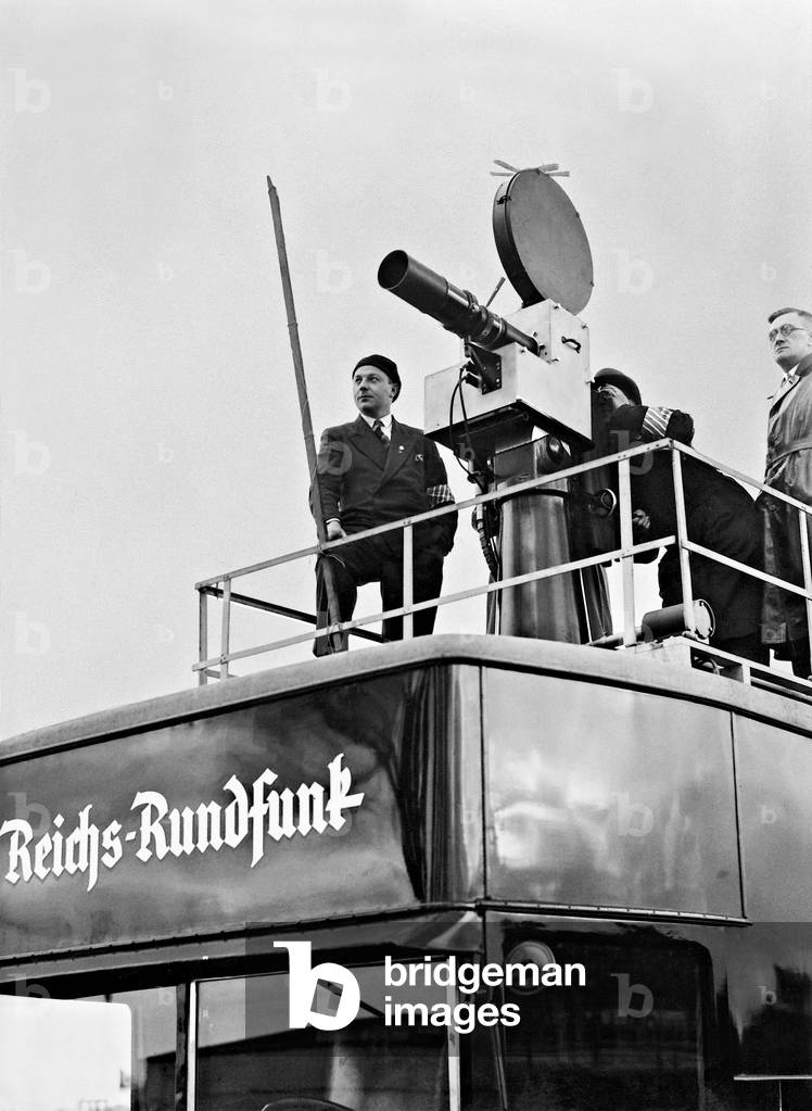 A TV broadcasting van of the Reich Broadcasting Corporation, 1935 (b/w photo)