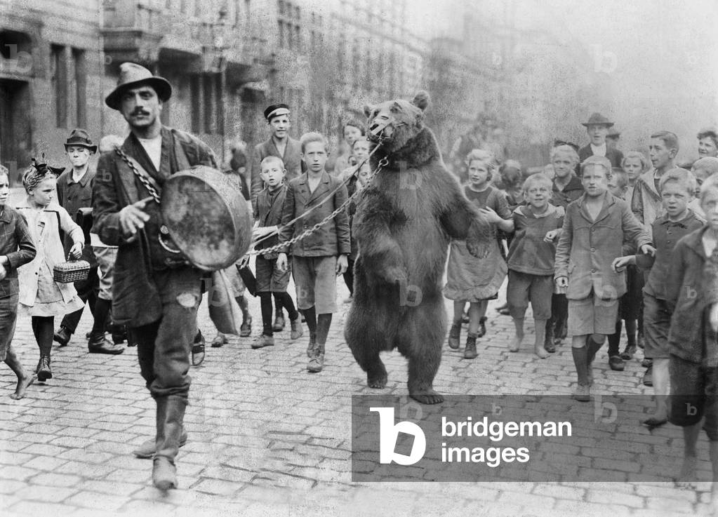 Bear trainer in Germany, 1920 (b/w photo)