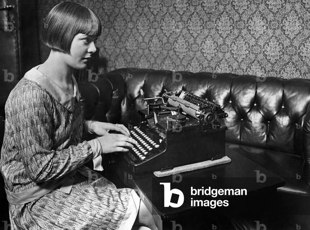 Secretary with Torpedo typewriter, 20's (b/w photo)