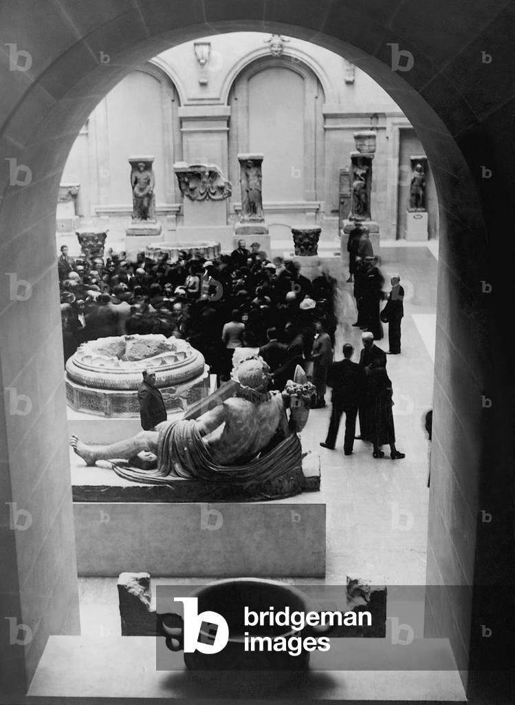 Museum visitors in the Louvre, 1936 (b/w photo)