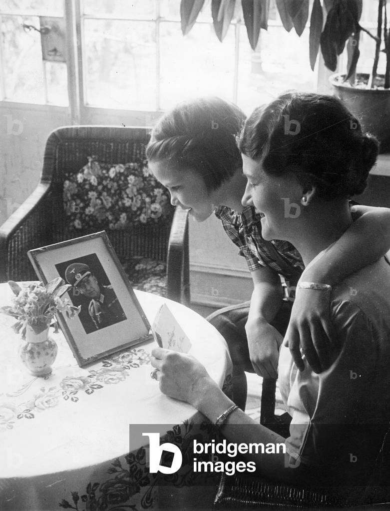 Mother's Day 1940 (b/w photo)