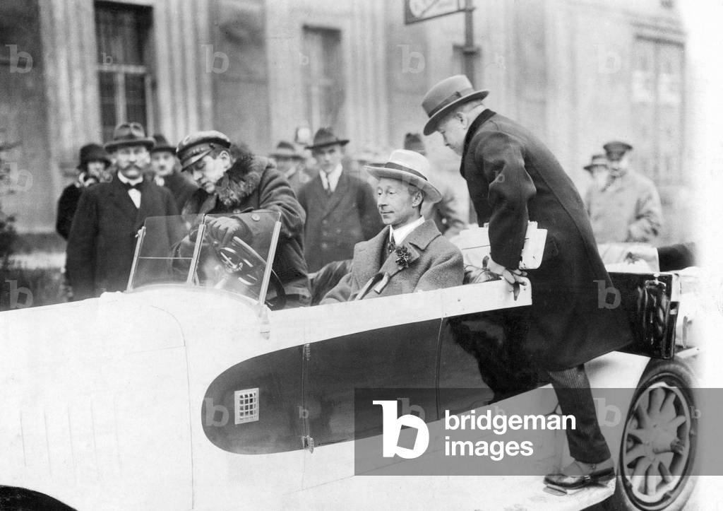 The German crown prince couple visiting a motor show, 1925